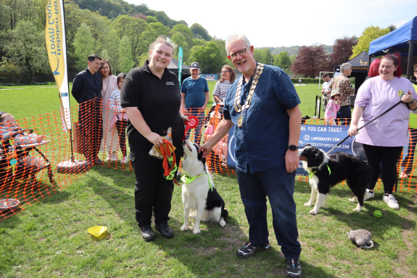 The Mayor of Hebden Royd Town Council, Cllr. Keith Butterick, awards first prize to the winner of the 'Mayor's Choice' Class, at the Hebden's happy hounds event.